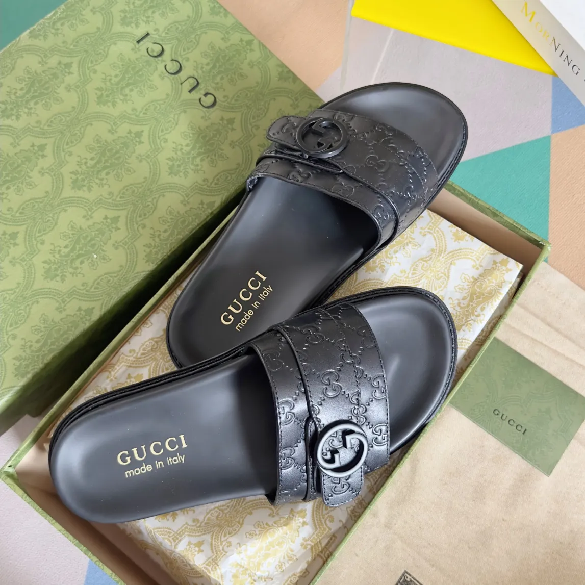 [G Home] Men's Men's Shoes💰: 300💰Size: 38-45 🆕2024Gucci Gucci Summer New Style Double G Presbyopia Flip-flops Cross Sandals Thick Sole Slippers Beach Shoes Original Purchase and Development Production G family's 2024 new summer dark horse items, fashion bloggers at home and abroad have put on the show, and it has become popular on social platforms at home and abroad. Fashionistas must pay for it, and they spend a lot of money to create ingenious craftsmanship and accurately restore every detail. Exquisite packaging at the delivery counter🛍📦 ▪️ Fabric: Original imported double G presbyopic leather ▪️ Lining: Original imported leather ▪️ Sole: Original open molded T men's shoes 💰U outsole ▪️ Bottom thickness: 3CM